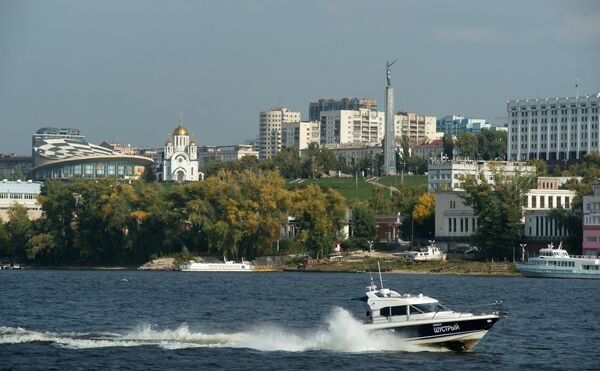 Здание Цирка им. О.Попова (слева) и монумент Славы (справа) на берегу Волги в Самаре Здание Цирка им. О.Попова (слева) и монумент Славы (справа) на берегу Волги в Самаре