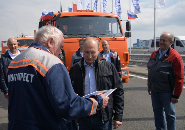 Президент РФ Владимир Путин во время беседы на нулевом километре со строителями Крымского моста. 15 мая 2018 Президент РФ Владимир Путин во время беседы на нулевом километре со строителями Крымского моста. 15 мая 2018
