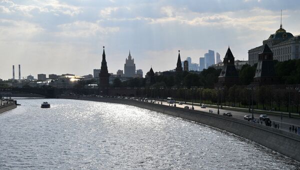 Кремлевская набережная и Московский Кремль Кремлевская набережная и Московский Кремль