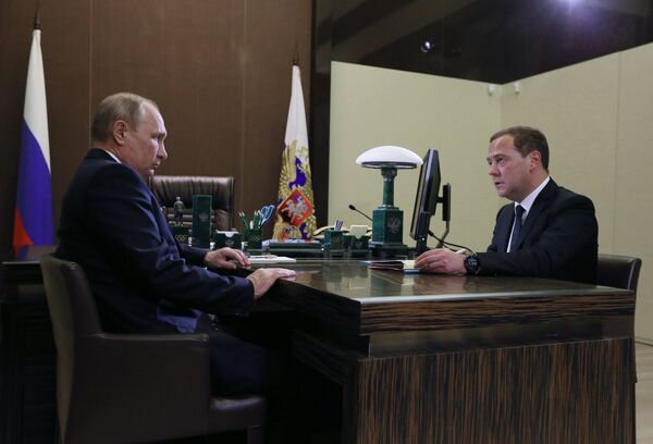 Президент РФ Владимир Путин и председатель правительства РФ Дмитрий Медведев во время встречи. 15 мая 2018 Президент РФ Владимир Путин и председатель правительства РФ Дмитрий Медведев во время встречи. 15 мая 2018