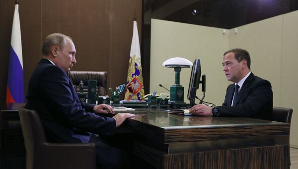 Президент РФ Владимир Путин и председатель правительства РФ Дмитрий Медведев во время встречи. 15 мая 2018 Президент РФ Владимир Путин и председатель правительства РФ Дмитрий Медведев во время встречи. 15 мая 2018