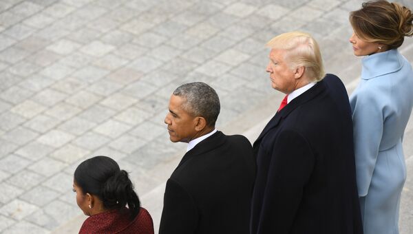 45-й президент США Дональд Трамп и экс-президент страны Барак Обама с супругами стоят на ступенях Капитолия. 20 января 2017 года 45-й президент США Дональд Трамп и экс-президент страны Барак Обама с супругами стоят на ступенях Капитолия. 20 января 2017 года