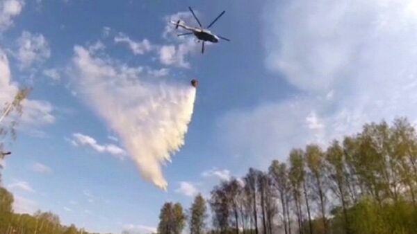 Вертолет Ми-8 во время тушения пожара на территории бывшего военного арсенала в поселке Пугачево в Удмуртии. 17 мая 2018 Вертолет Ми-8 во время тушения пожара на территории бывшего военного арсенала в поселке Пугачево в Удмуртии. 17 мая 2018