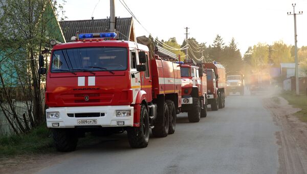 Пожарные автомашины рядом с территорией бывшего военного арсенала в поселке Пугачево в Удмуртии, где произошел пожар. 16 мая 2018 Пожарные автомашины рядом с территорией бывшего военного арсенала в поселке Пугачево в Удмуртии, где произошел пожар. 16 мая 2018