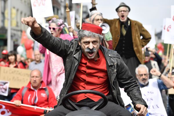 Участник акции протеста против пенсионной реформы в Брюсселе Участник акции протеста против пенсионной реформы в Брюсселе