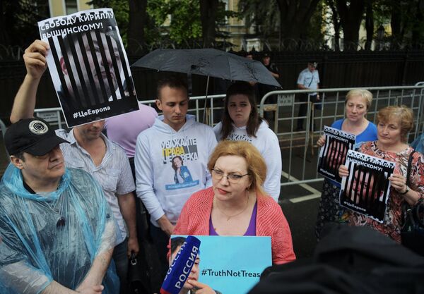 Акция у здания посольства Украины в Москве в поддержку журналиста Кирилла Вышинского Акция у здания посольства Украины в Москве в поддержку журналиста Кирилла Вышинского