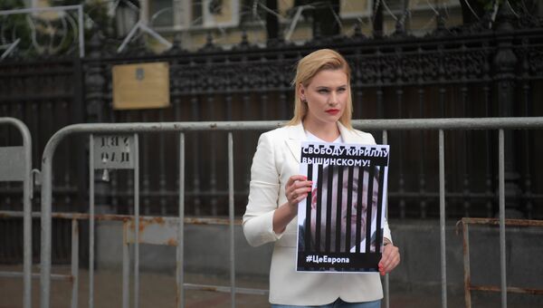 Участница акции у здания посольства Украины в Москве в поддержку журналиста Кирилла Вышинского Участница акции у здания посольства Украины в Москве в поддержку журналиста Кирилла Вышинского