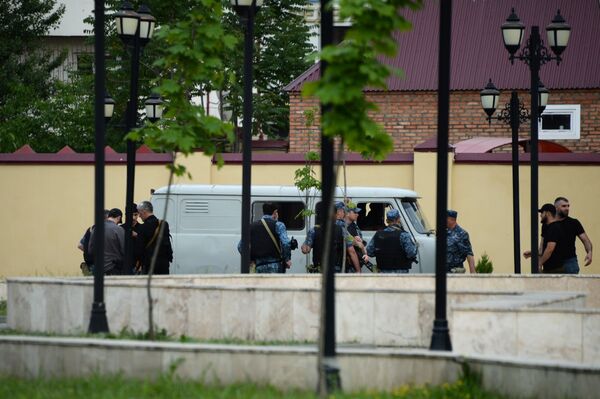Сотрудники правоохранительных органов у церкви Архангела Михаила в центре Грозного, в которой четверо боевиков пытались захватить прихожан в качестве заложников. 19 мая 2018 Сотрудники правоохранительных органов у церкви Архангела Михаила в центре Грозного, в которой четверо боевиков пытались захватить прихожан в качестве заложников. 19 мая 2018