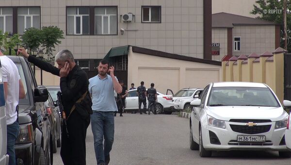 Первые кадры с места атаки боевиков на прихожан церкви в Грозном Первые кадры с места атаки боевиков на прихожан церкви в Грозном