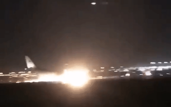 Посадка пассажирского лайнера без шасси в Джидде попала на видео Посадка пассажирского лайнера без шасси в Джидде попала на видео