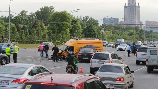 Место столкновения 7 автомобилей на Кутузовском проспекте в Москве. 22 мая 2018 Место столкновения 7 автомобилей на Кутузовском проспекте в Москве. 22 мая 2018