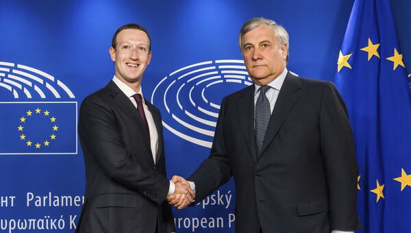 Руководитель компании Facebook Inc. Марк Цукерберг и президент Европарламента Антонио Таяни в парламенте ЕС в Брюсселе, Бельгия. 22 мая 2018 Руководитель компании Facebook Inc. Марк Цукерберг и президент Европарламента Антонио Таяни в парламенте ЕС в Брюсселе, Бельгия. 22 мая 2018
