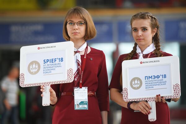 Волонтеры встречают участников Петербургского международного экономического форума на Московском вокзал в Санкт-Петербурге Волонтеры встречают участников Петербургского международного экономического форума на Московском вокзал в Санкт-Петербурге