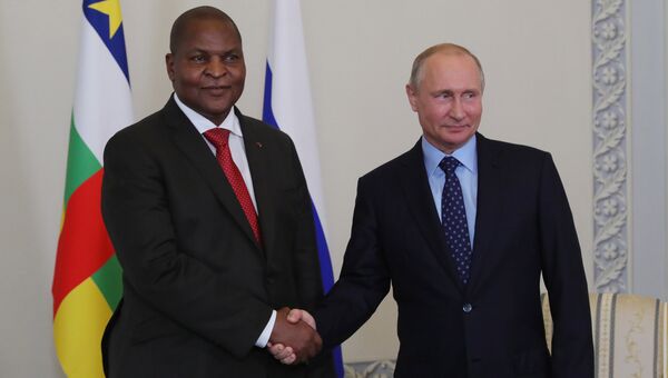 Президент РФ Владимир Путин и президент Центральноафриканской Республики Фостен Арканж Туадера во время встречи. 23 мая 2018 Президент РФ Владимир Путин и президент Центральноафриканской Республики Фостен Арканж Туадера во время встречи. 23 мая 2018