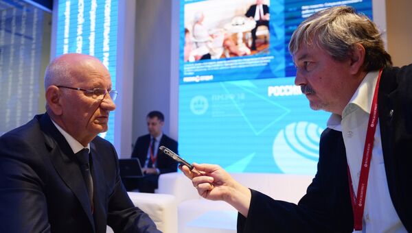 Губернатор Оренбургской области Юрий Берг на стенде Международного информационного агентства Россия сегодня на Петербургском международном экономическом форуме 2018 Губернатор Оренбургской области Юрий Берг на стенде Международного информационного агентства Россия сегодня на Петербургском международном экономическом форуме 2018