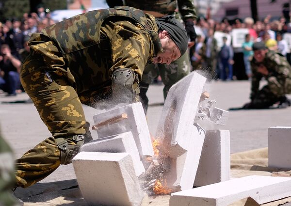 Показательные выступления военнослужащих пограничных войск ФСБ РФ на праздновании Дня пограничника в Краснодаре Показательные выступления военнослужащих пограничных войск ФСБ РФ на праздновании Дня пограничника в Краснодаре