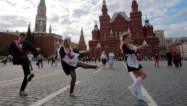 Школьники во время празднования последнего звонка на Красной площади Школьники во время празднования последнего звонка на Красной площади