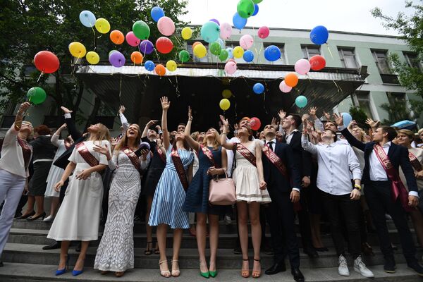 Выпускники ГБОУ Романовская школа № 1240 запускают воздушные шары во время празднования последнего звонка в Москве Выпускники ГБОУ Романовская школа № 1240 запускают воздушные шары во время празднования последнего звонка в Москве