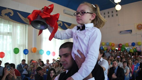 Празднование последнего звонка в ГБОУ Романовская школа № 1240 в Москве Празднование последнего звонка в ГБОУ Романовская школа № 1240 в Москве
