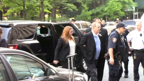 Сдавшегося полиции кинопродюсера Вайнштейна доставили в суд Нью-Йорка Сдавшегося полиции кинопродюсера Вайнштейна доставили в суд Нью-Йорка