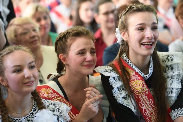 Выпускники средней образовательной школы №3 в подмосковной Балашихе во время празднования последнего звонка Выпускники средней образовательной школы №3 в подмосковной Балашихе во время празднования последнего звонка