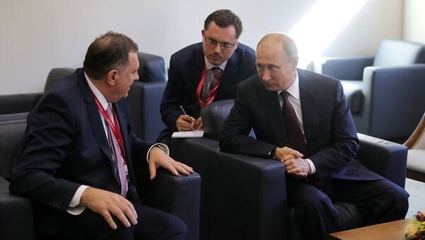 Президент РФ Владимир Путин и президент республики Сербской Боснии и Герцеговины Милорад Додик во время встречи на полях Петербургского международного экономического форума. 25 мая 2018 Президент РФ Владимир Путин и президент республики Сербской Боснии и Герцеговины Милорад Додик во время встречи на полях Петербургского международного экономического форума. 25 мая 2018