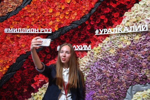 Девушка фотографируется на Петербургском международном экономическом форуме. 26 мая 2018 Девушка фотографируется на Петербургском международном экономическом форуме. 26 мая 2018