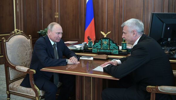 Владимир Путин во время встречи с бывшим главой города Нижний Тагил Сергеем Носовым. 28 мая 2018 Владимир Путин во время встречи с бывшим главой города Нижний Тагил Сергеем Носовым. 28 мая 2018