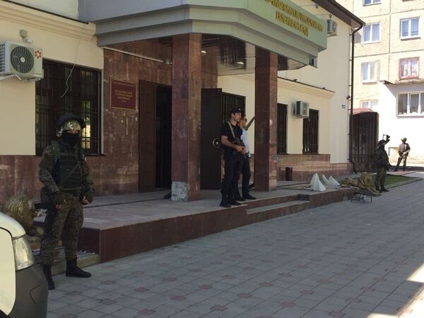 В Нальчикском военном гарнизонном суде перед началом громкого процесса усилили меры беопасности - фото пресс-служба суда В Нальчикском военном гарнизонном суде перед началом громкого процесса усилили меры беопасности - фото пресс-служба суда