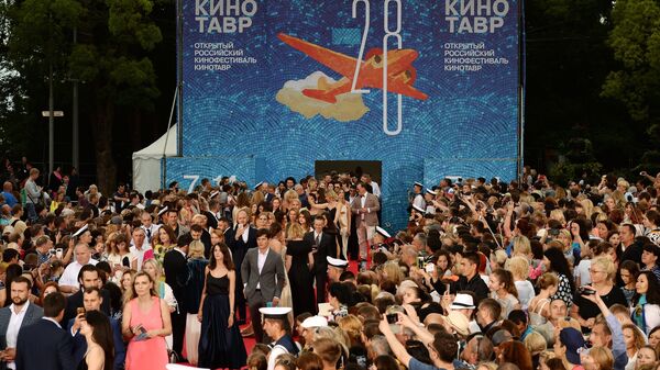 Посетители на торжественной церемонии открытия 28-го Открытого российского кинофестиваля Кинотавр в Сочи Посетители на торжественной церемонии открытия 28-го Открытого российского кинофестиваля Кинотавр в Сочи