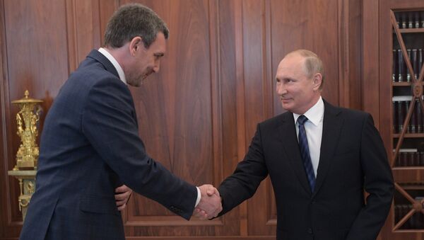Президент РФ Владимир Путин и временно исполняющий обязанности губернатора Амурской области Василий Орлов во время встречи. 30 мая 2018 Президент РФ Владимир Путин и временно исполняющий обязанности губернатора Амурской области Василий Орлов во время встречи. 30 мая 2018