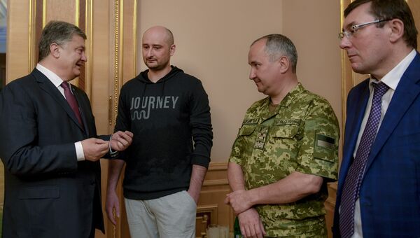 Президент Украины Петр Порошенко и журналист Аркадий Бабченко во время встречи в Киеве. Архивное фото Президент Украины Петр Порошенко и журналист Аркадий Бабченко во время встречи в Киеве. Архивное фото