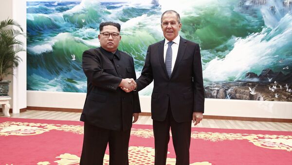 Министр иностранных дел РФ Сергей Лавров и глава КНДР Ким Чен Ын на встрече в Пхеньяне. 31 мая 2018 Министр иностранных дел РФ Сергей Лавров и глава КНДР Ким Чен Ын на встрече в Пхеньяне. 31 мая 2018