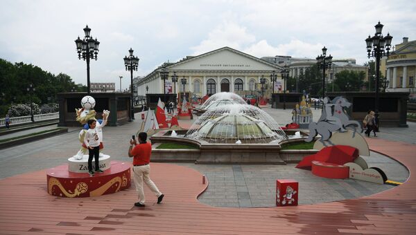 Арт-объекты, установленные к чемпионату мира по футболу 2018, на Манежной площади в Москве. Архивное фото Арт-объекты, установленные к чемпионату мира по футболу 2018, на Манежной площади в Москве. Архивное фото