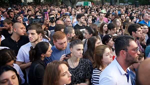 Участники акции протеста в Тбилиси у здания главной прокуратуры Грузии с требованием отставки главы ведомства Ираклия Шотадзе. 31 мая 2018 Участники акции протеста в Тбилиси у здания главной прокуратуры Грузии с требованием отставки главы ведомства Ираклия Шотадзе. 31 мая 2018