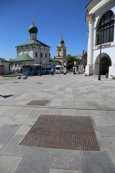 Прямоугольные люки в парке Зарядье Прямоугольные люки в парке Зарядье