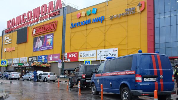 Пожарные машины у ТЦ Комсомолл в Иркутске. Архивное фото Пожарные машины у ТЦ Комсомолл в Иркутске. Архивное фото
