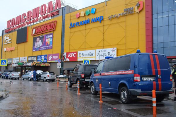 Пожарные машины у ТЦ Комсомолл в Иркутске Пожарные машины у ТЦ Комсомолл в Иркутске