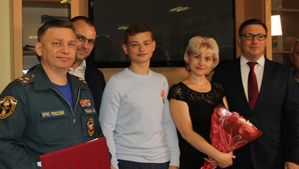 17-летний житель Подмосковья Никита Калеманов награжден медалью За отвагу на пожаре 17-летний житель Подмосковья Никита Калеманов награжден медалью За отвагу на пожаре