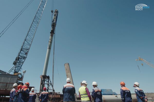 Строители завершили создание свайных фундаментов железнодорожной части Крымского моста. 4 июня 2018 Строители завершили создание свайных фундаментов железнодорожной части Крымского моста. 4 июня 2018