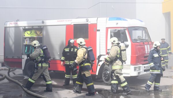 Сотрудники МЧС и пожарная техника перед зданием торгового центра Порт в Казани, где произошло возгорание Сотрудники МЧС и пожарная техника перед зданием торгового центра Порт в Казани, где произошло возгорание