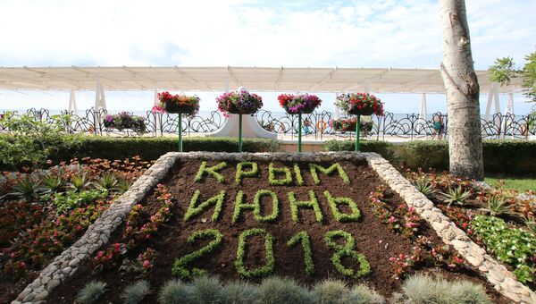 Клумба на набережной городского пляжа в Евпатории Клумба на набережной городского пляжа в Евпатории