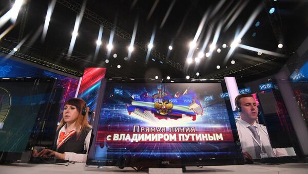 Сотрудники колл-центра накануне Прямой линии с президентом РФ Владимиром Путиным в Гостином дворе. 6 июня 2018 Сотрудники колл-центра накануне Прямой линии с президентом РФ Владимиром Путиным в Гостином дворе. 6 июня 2018