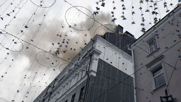 Возгорание на крыше Дома педагогической книги в Москве Возгорание на крыше Дома педагогической книги в Москве