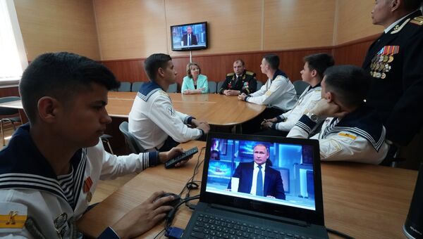 Курсанты и преподаватели Кадетского морского корпуса имени Андрея Первозванного в Калининграде смотрят трансляцию прямой линии с президентом России Владимиром Путиным. 7 июня 2018 Курсанты и преподаватели Кадетского морского корпуса имени Андрея Первозванного в Калининграде смотрят трансляцию прямой линии с президентом России Владимиром Путиным. 7 июня 2018