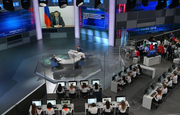 Президент РФ Владимир Путин отвечает на вопросы россиян во время ежегодной специальной программы Прямая линия с Владимиром Путиным. 7 июня 2018 Президент РФ Владимир Путин отвечает на вопросы россиян во время ежегодной специальной программы Прямая линия с Владимиром Путиным. 7 июня 2018