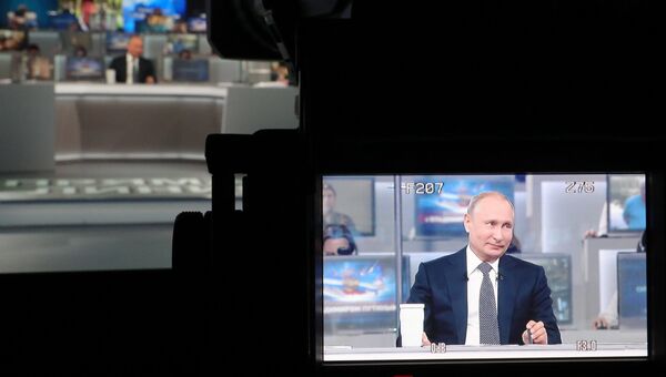Президент РФ Владимир Путин отвечает на вопросы россиян во время ежегодной специальной программы Прямая линия с Владимиром Путиным. 7 июня 2018 Президент РФ Владимир Путин отвечает на вопросы россиян во время ежегодной специальной программы Прямая линия с Владимиром Путиным. 7 июня 2018
