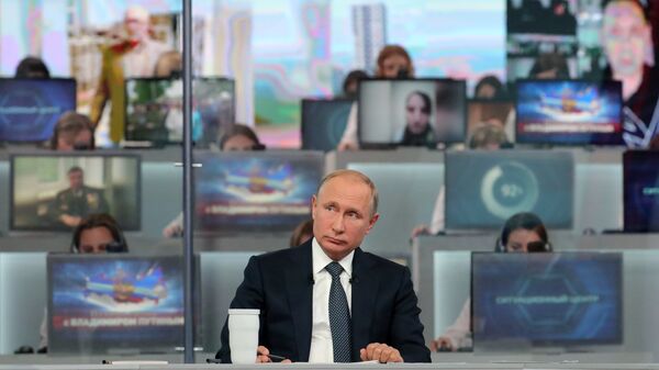 Президент РФ Владимир Путин отвечает на вопросы россиян во время ежегодной специальной программы Прямая линия с Владимиром Путиным. 7 июня 2018 Президент РФ Владимир Путин отвечает на вопросы россиян во время ежегодной специальной программы Прямая линия с Владимиром Путиным. 7 июня 2018