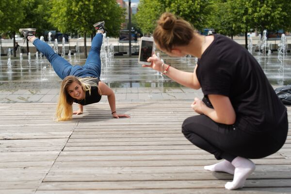 Девушки фотографируются в парке искусств Музеон в Москве Девушки фотографируются в парке искусств Музеон в Москве
