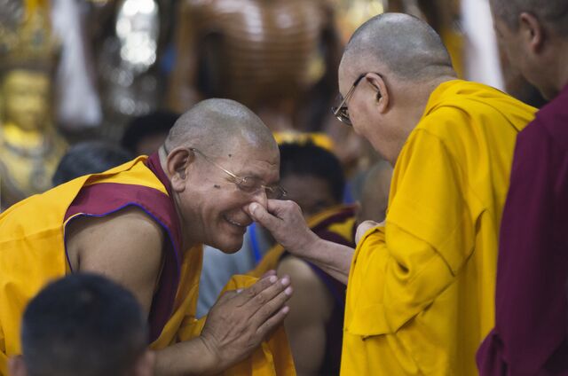 Далай-лама держит монаха на нос во время визита в Дхармсале - РИА Новости, 1920, 05.07.2021